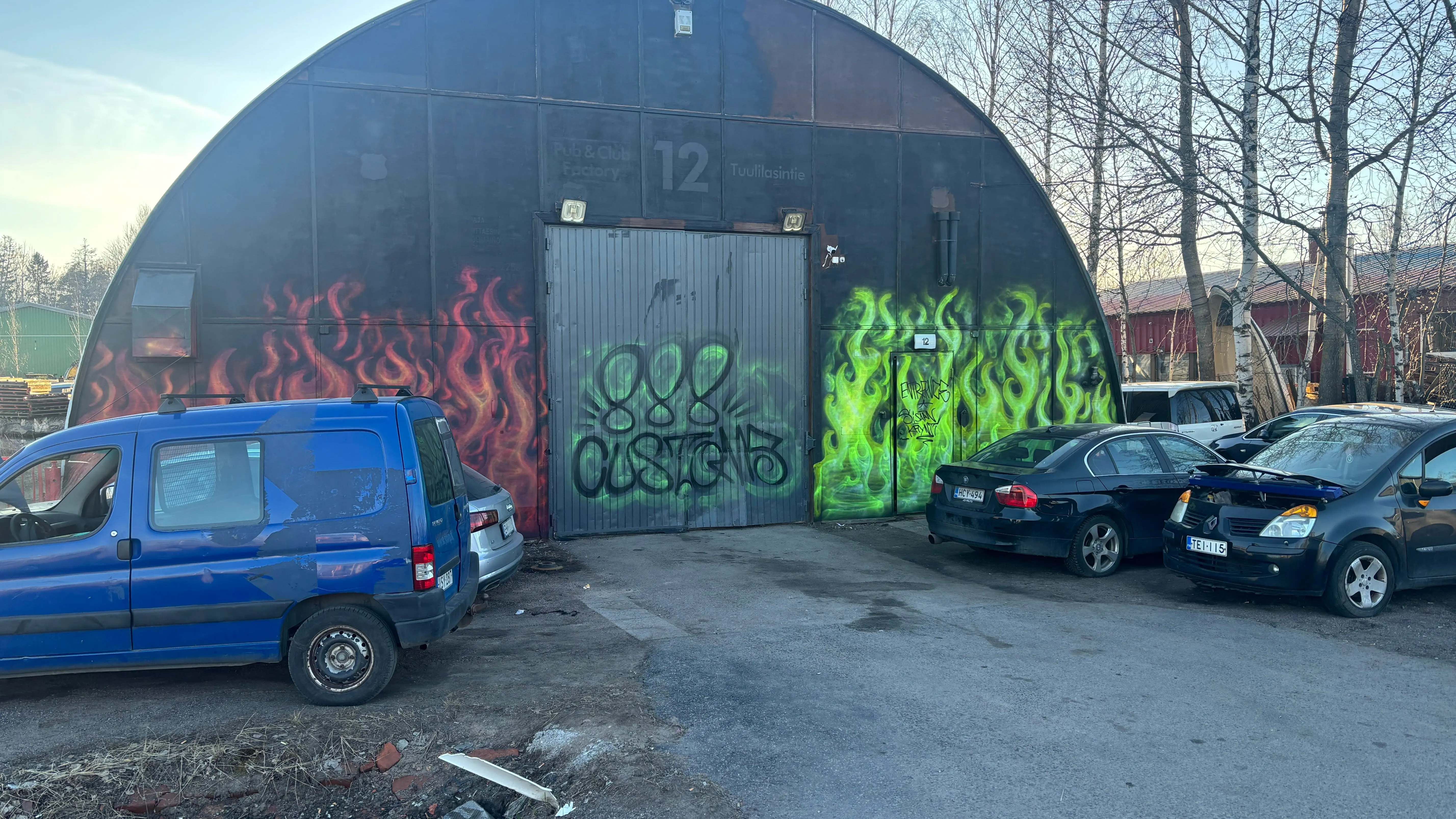 MAMO Autohuollon kaareva hallirakennus liekimaalauksilla